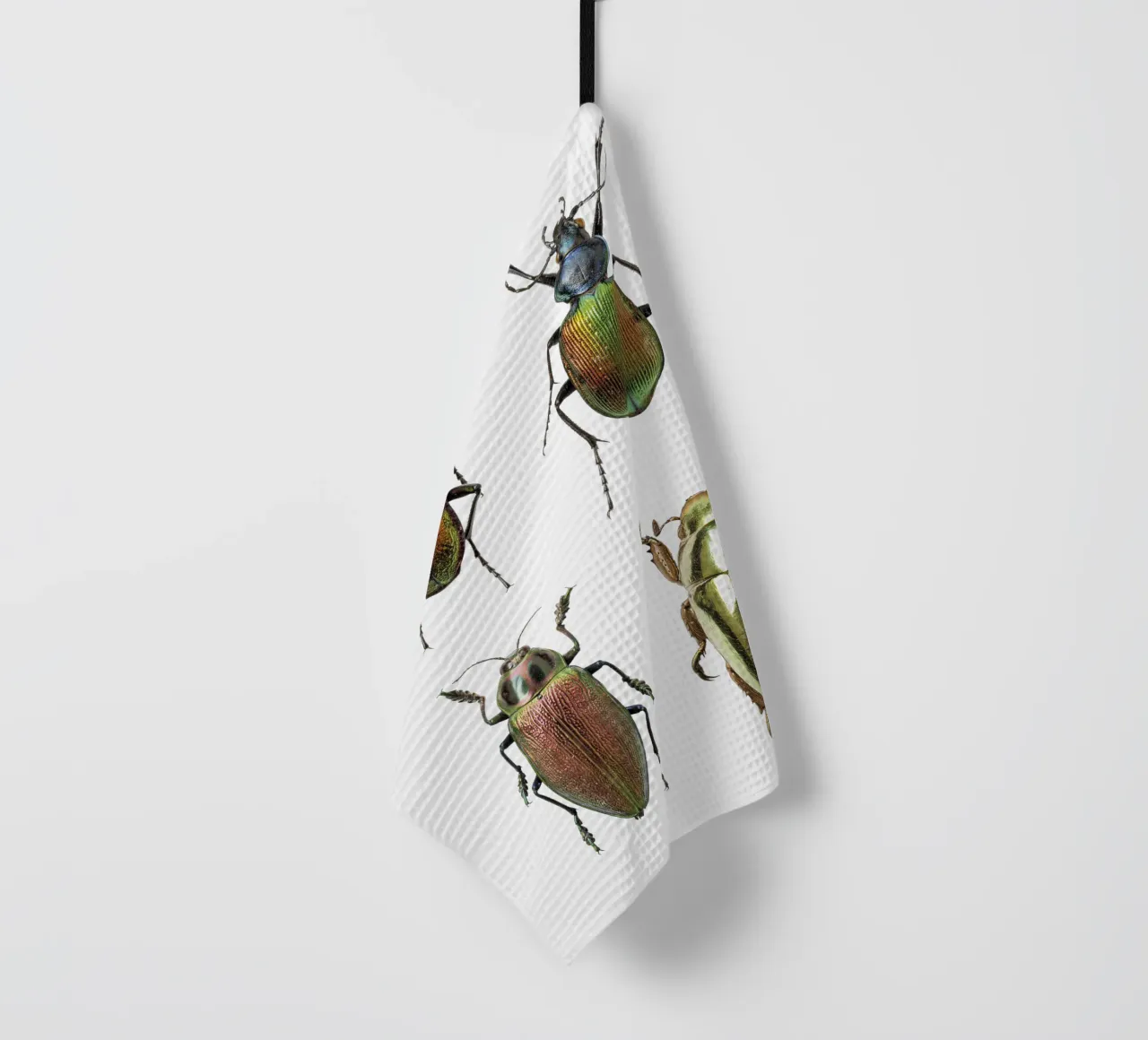 Schimmernde Juwelen: Vier schimmernde Käfer Geschirrtuch von Curious Collections by Marielle Leenders