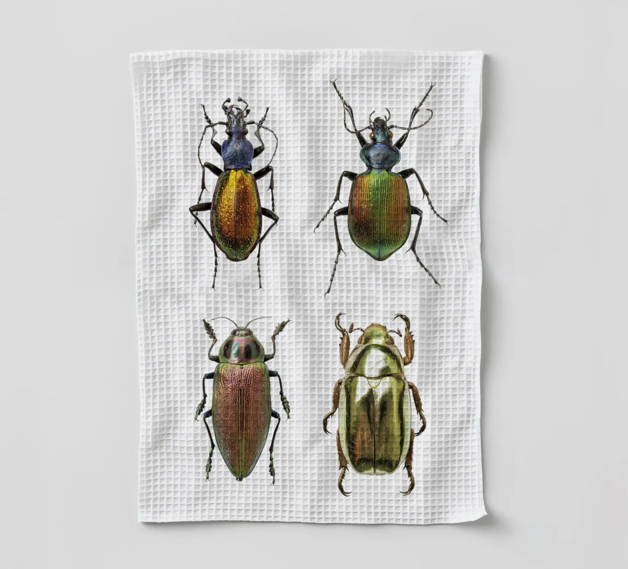 Schimmernde Juwelen: Vier schimmernde Käfer Geschirrtuch von Curious Collections by Marielle Leenders