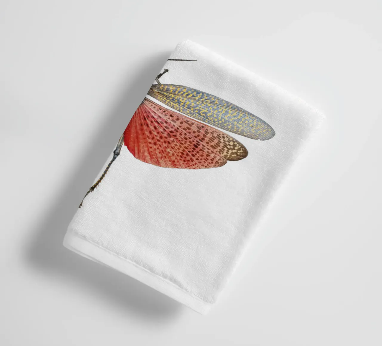 Levendige metgezellen: Gele en rode krekels badhanddoek van Curious Collections by Marielle Leenders