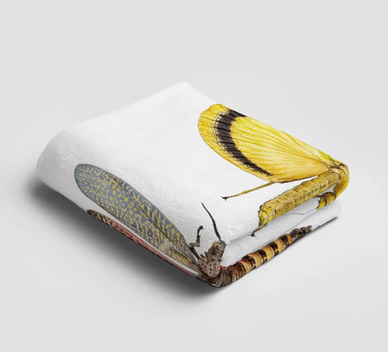 Levendige metgezellen: Gele en rode krekels badhanddoek van Curious Collections by Marielle Leenders