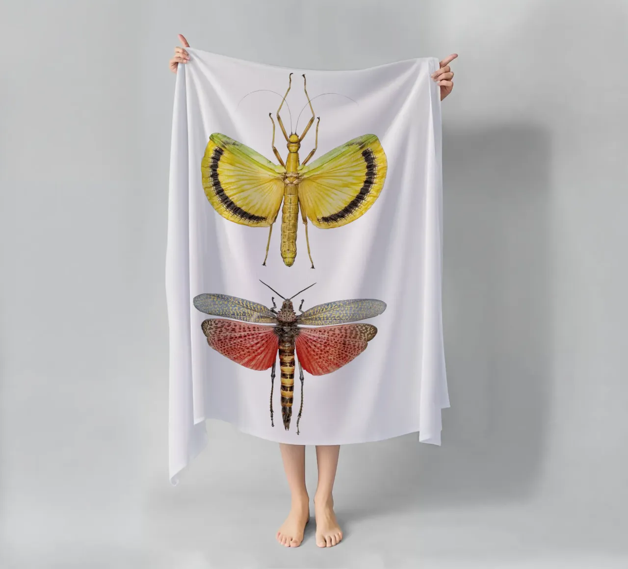 Lebendige Gefährten: Gelbe und rote Grillen Strandtuch von Curious Collections by Marielle Leenders