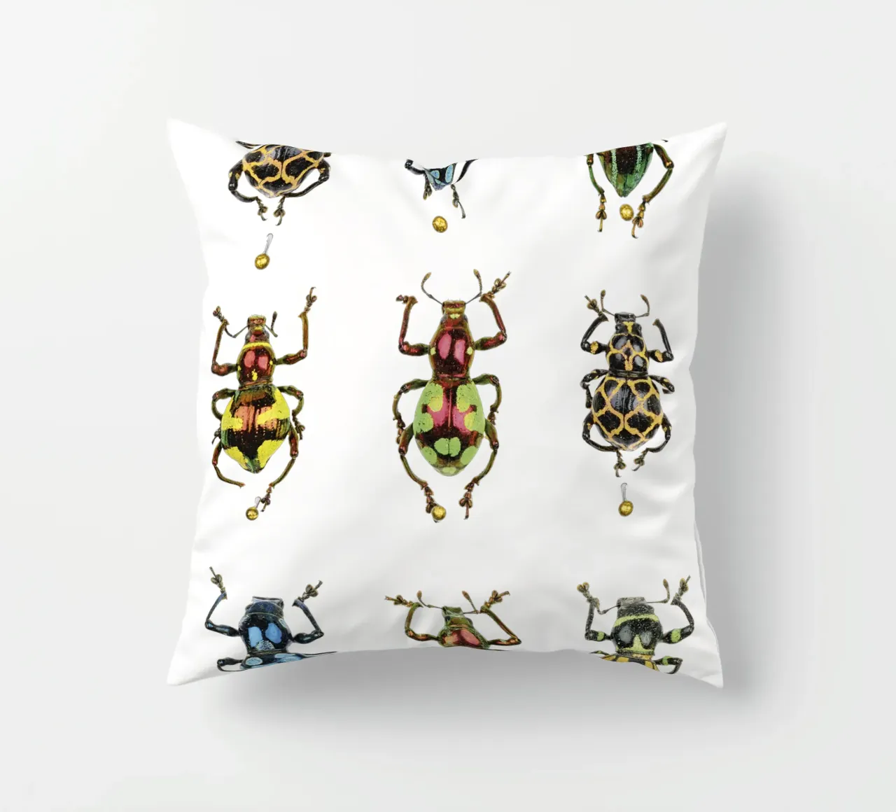 Piccoli tesori: Scarafaggi colorati e lucenti cuscino da Curious Collections by Marielle Leenders