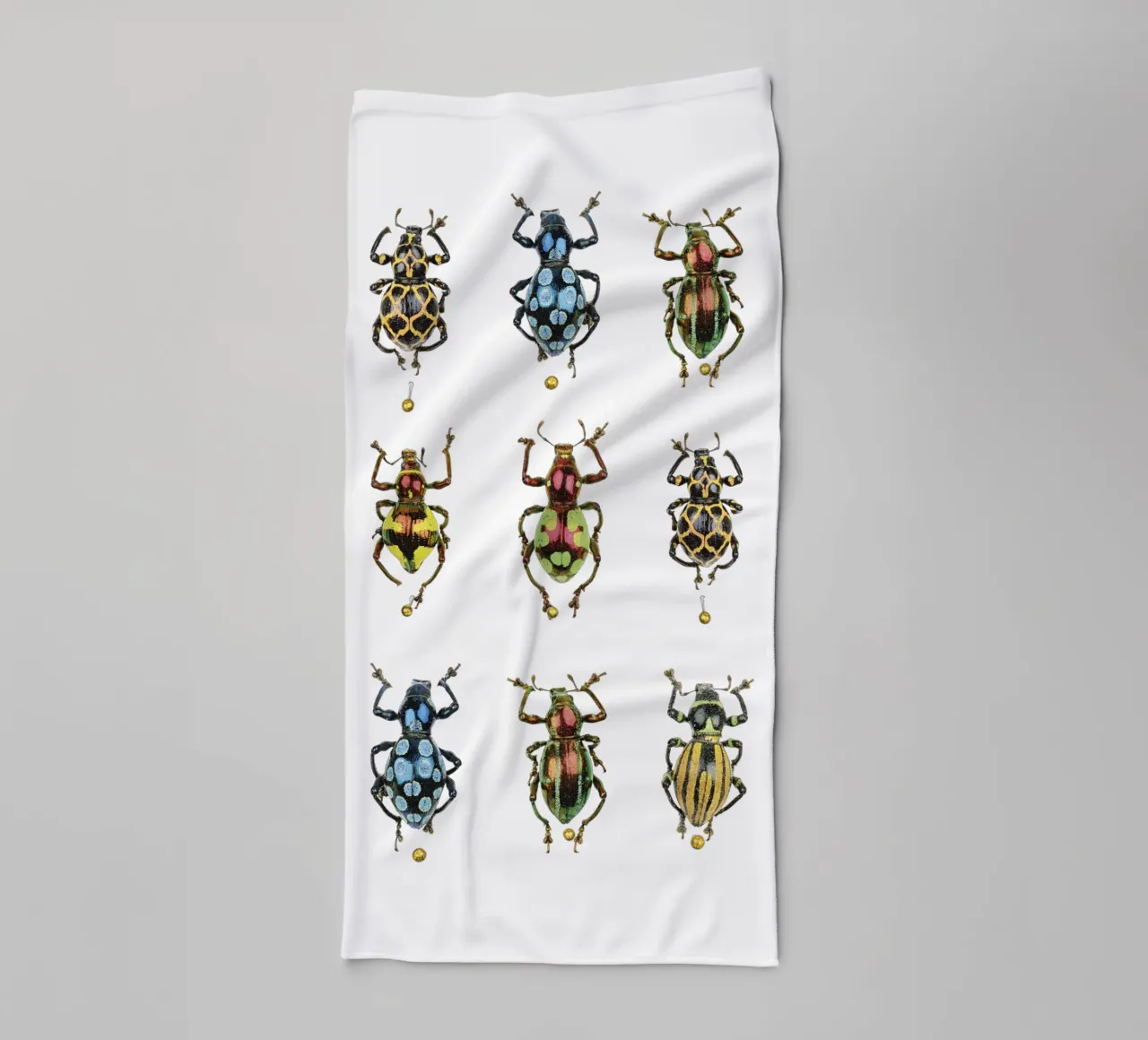 Winzige Schätze: Glänzend bunte Käfer Handtuch von Curious Collections by Marielle Leenders