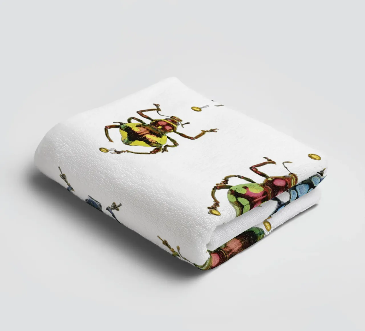 Winzige Schätze: Glänzend bunte Käfer Handtuch von Curious Collections by Marielle Leenders