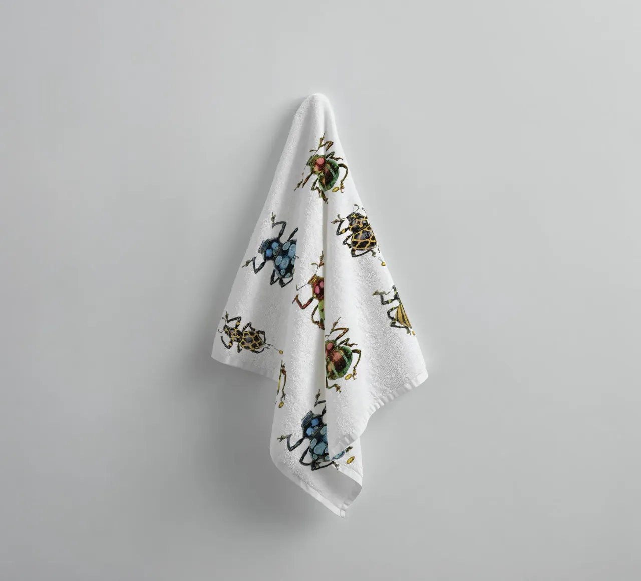 Winzige Schätze: Glänzend bunte Käfer Handtuch von Curious Collections by Marielle Leenders