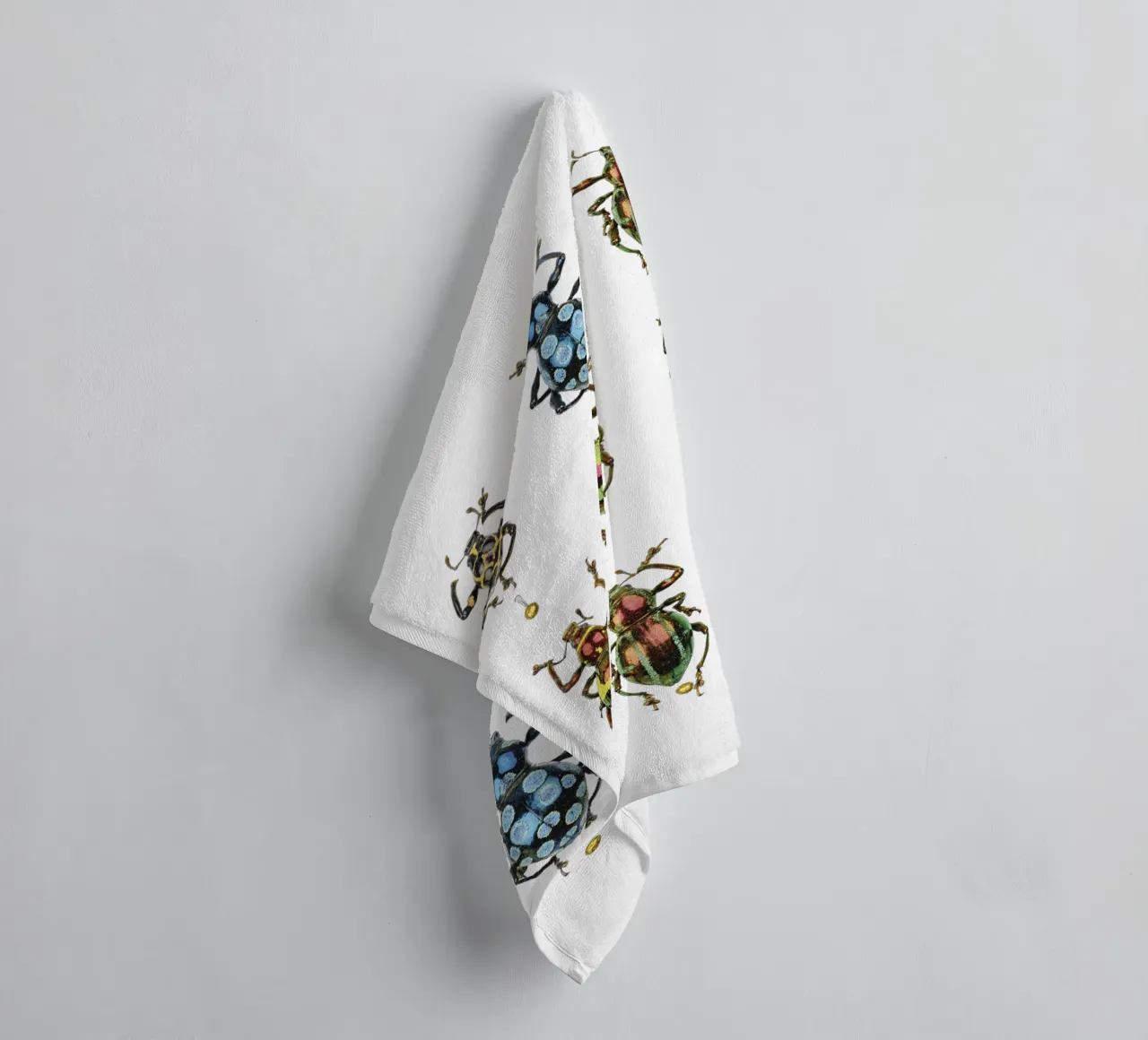 Winzige Schätze: Glänzend bunte Käfer Handtuch von Curious Collections by Marielle Leenders