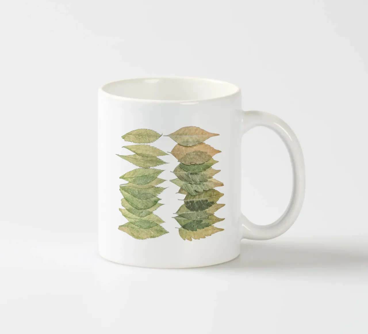 Armonia lussureggiante: Foglie verdi splendidamente disposte tazza in ceramica da Curious Collections by Marielle Leenders