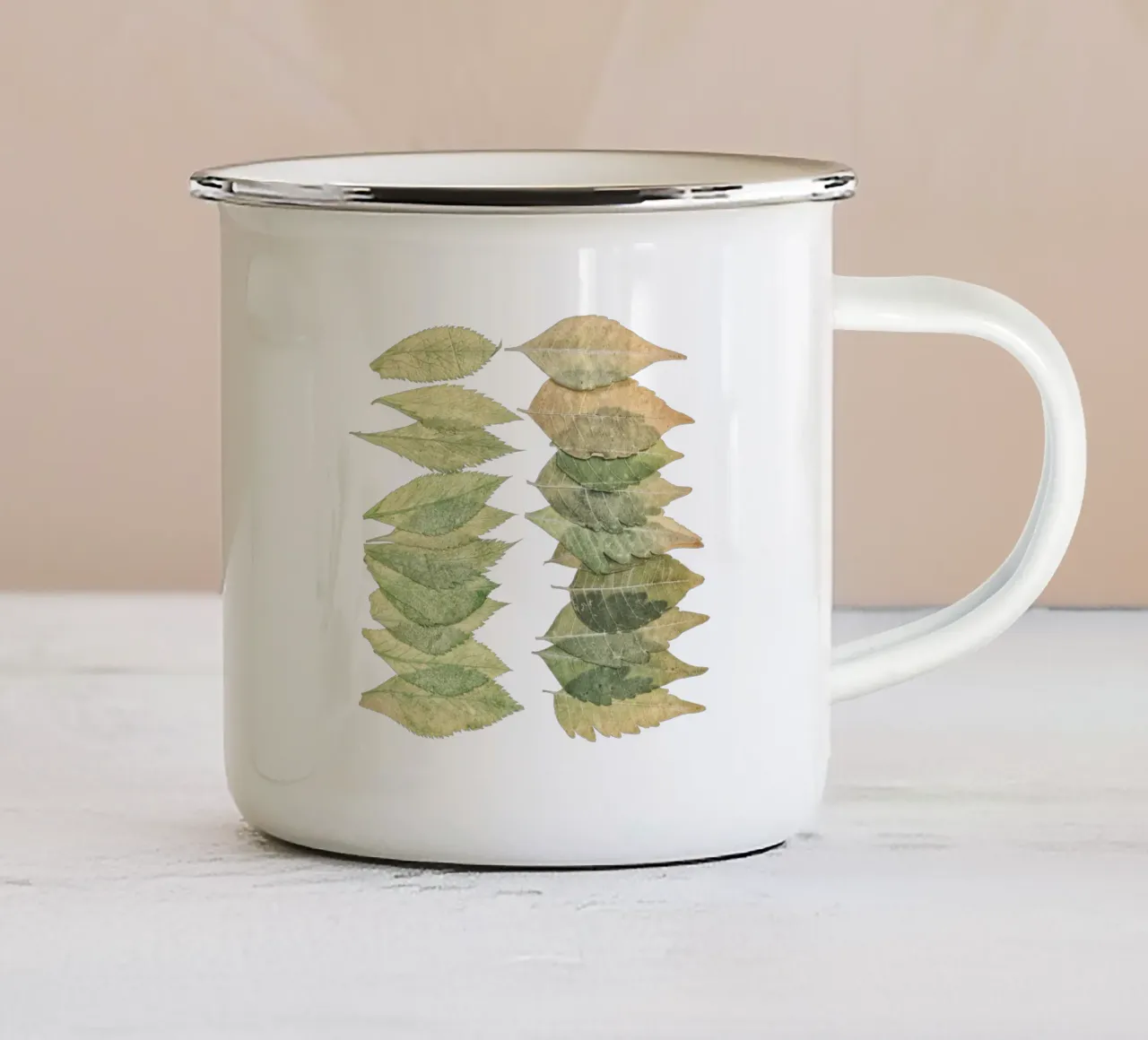 Armonia lussureggiante: Foglie verdi splendidamente disposte tazza in smalto da Curious Collections by Marielle Leenders