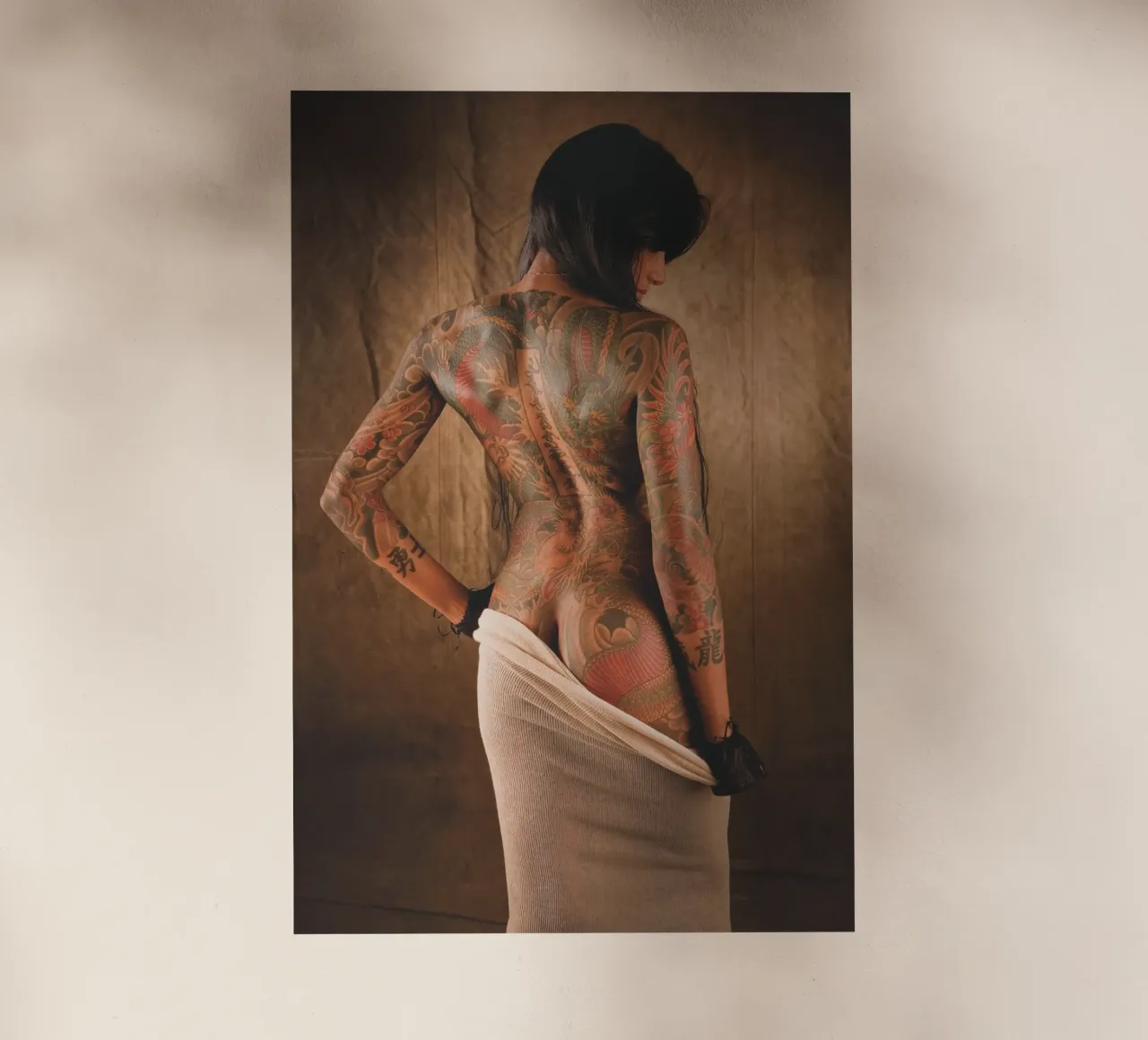 Modello tatuato pellicola backlit da Dave Hare Photography
