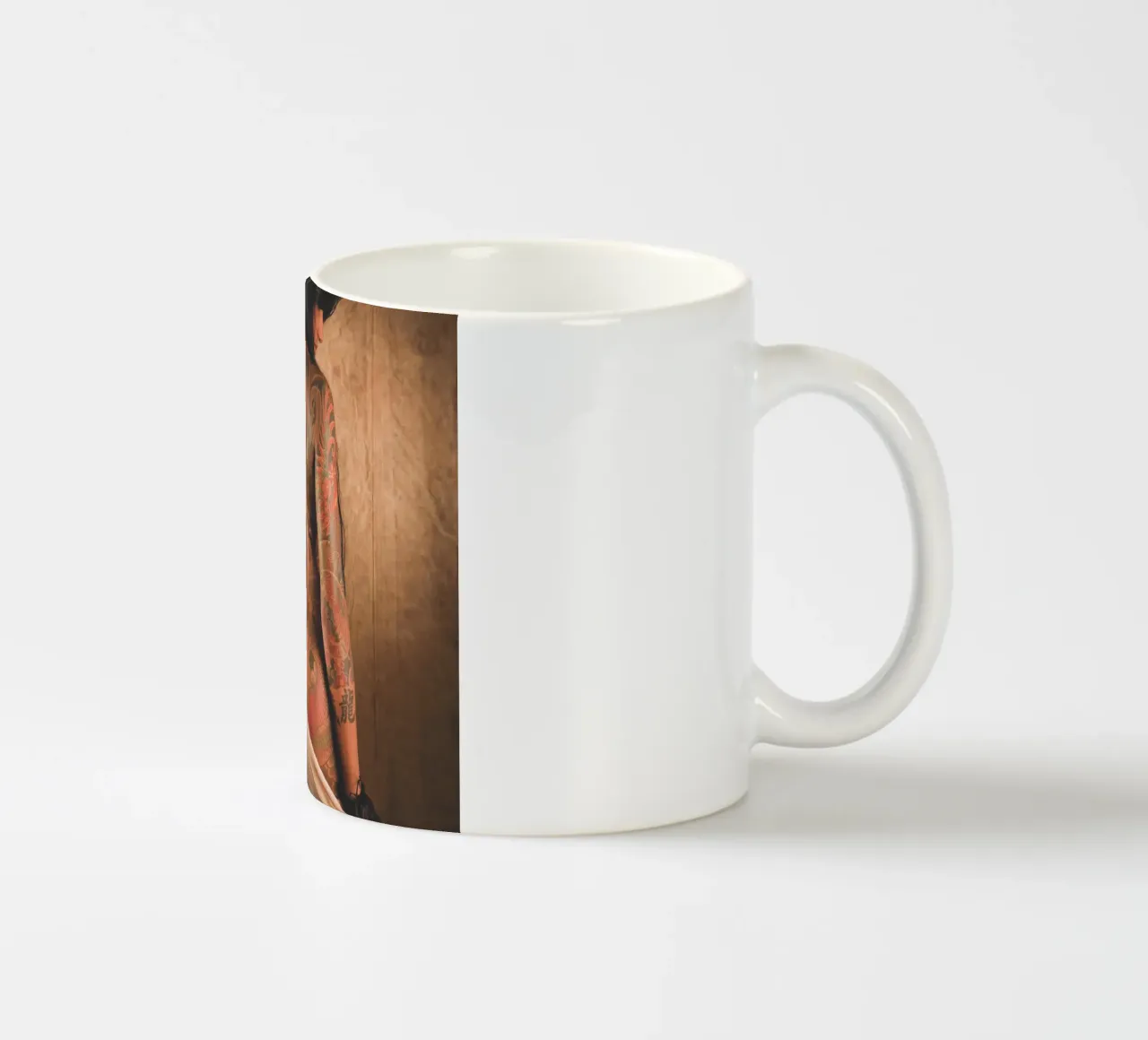 Modello tatuato tazza in ceramica da Dave Hare Photography