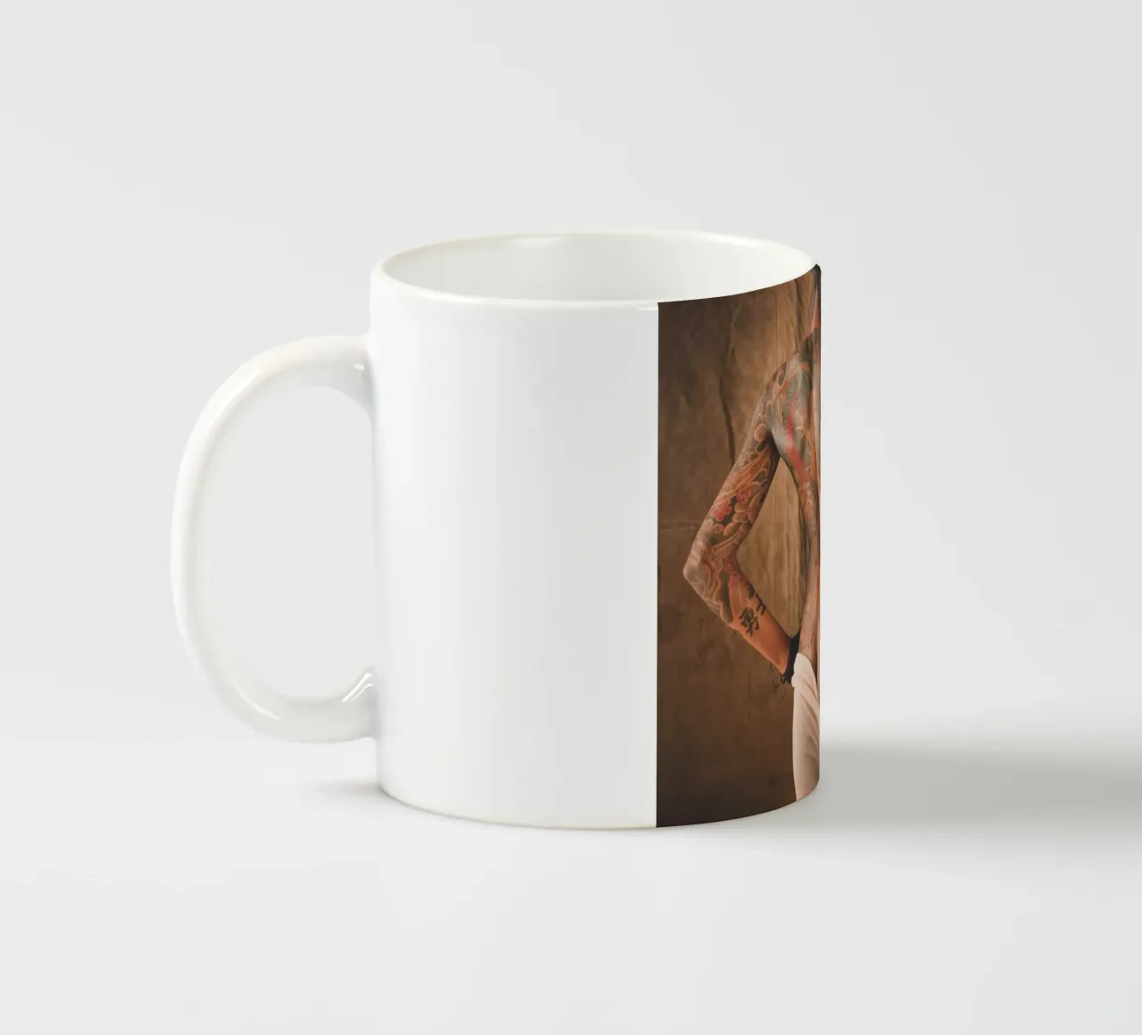 Modello tatuato tazza in ceramica da Dave Hare Photography