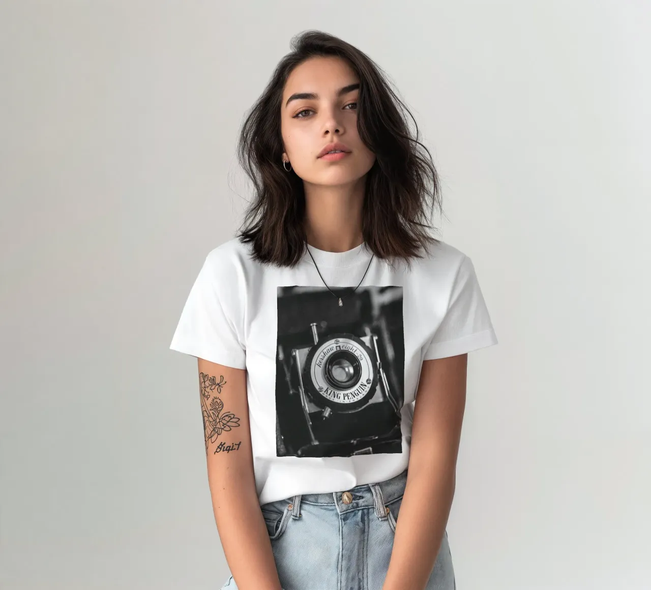 Telecamera King Penguin t-shirt da Dave Hare Photography