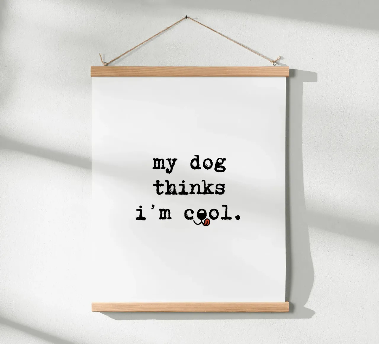 Il mio cane pensa che io sia figo. poster con telaio in plastica da ArtDesign by KBK