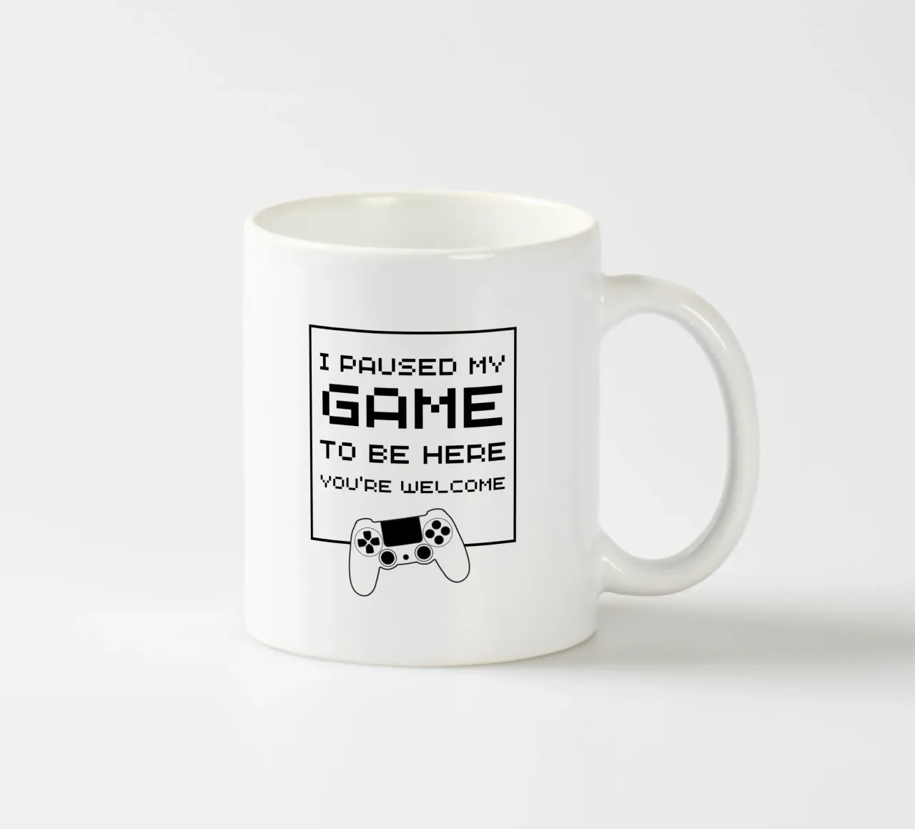 HO MESSO IN PAUSA IL MIO GIOCO PER ESSERE QUI, NON C'È DI CHE. tazza in ceramica da ArtDesign by KBK