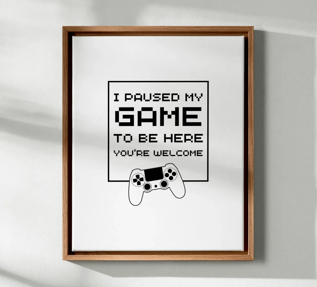 HO MESSO IN PAUSA IL MIO GIOCO PER ESSERE QUI, NON C'È DI CHE. tela con Cornice a cassetta da ArtDesign by KBK