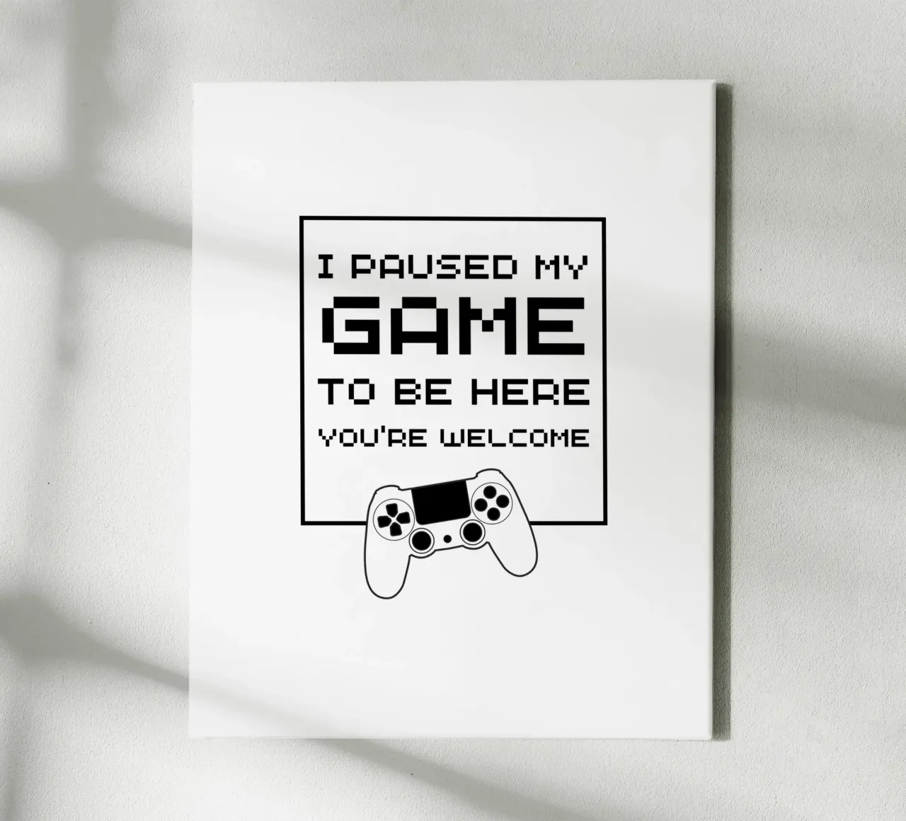 HO MESSO IN PAUSA IL MIO GIOCO PER ESSERE QUI, NON C'È DI CHE. tela con Cornice a cassetta da ArtDesign by KBK