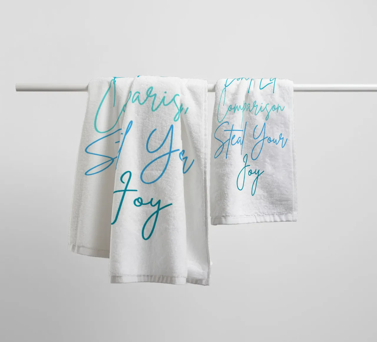 Don't Let Comparison Steal Your Joy - Blue text asciugamano da bagno da FABOArt