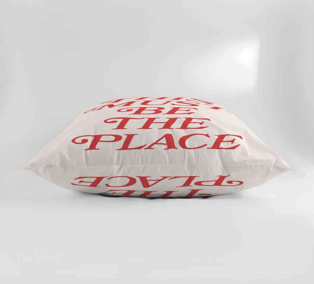 Questo deve essere il posto (Beige & Red Tone) cuscino da Paigaam Studio
