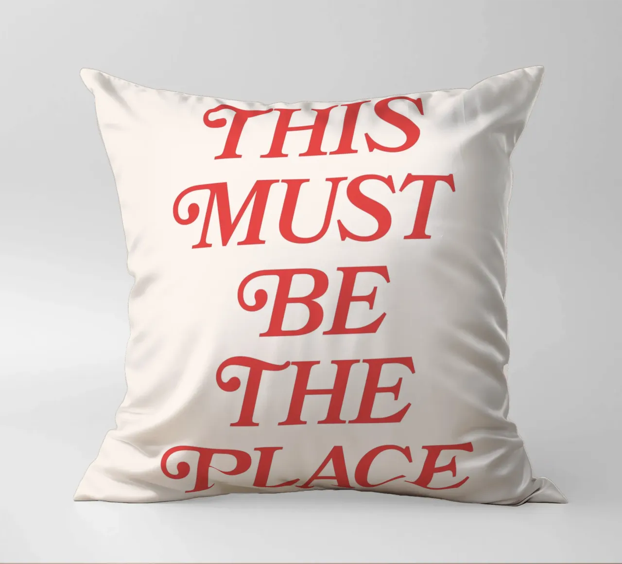 Questo deve essere il posto (Beige & Red Tone) cuscino da Paigaam Studio