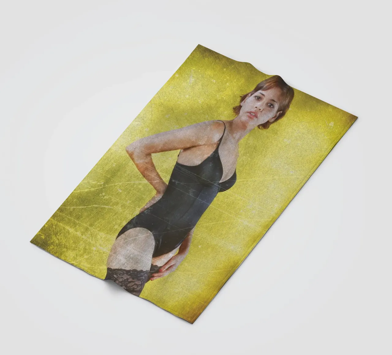 Alena in nero coperta in pile da Dave Hare Photography