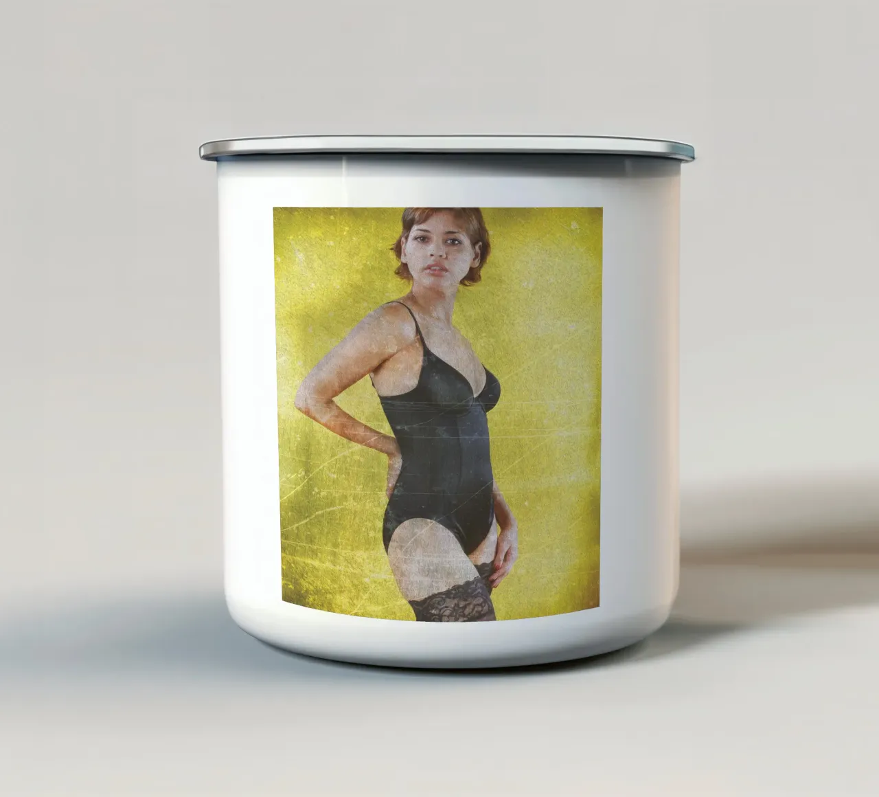 Alena in nero tazza in smalto da Dave Hare Photography