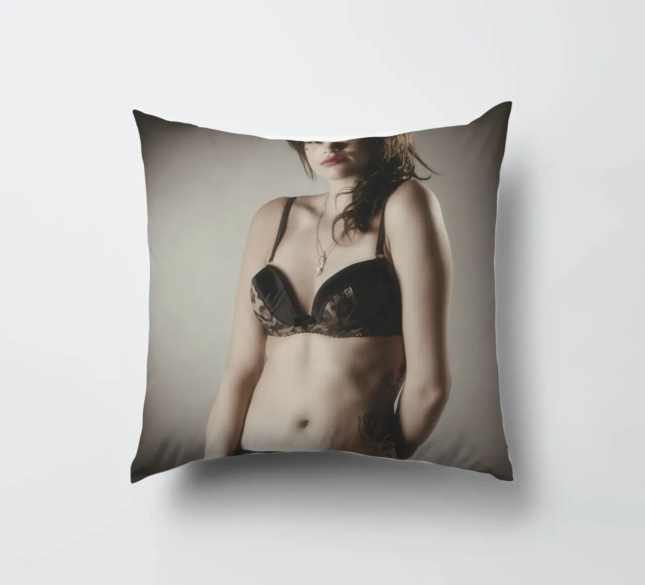 ElliJ in Lingerie Kissen von Dave Hare Photography