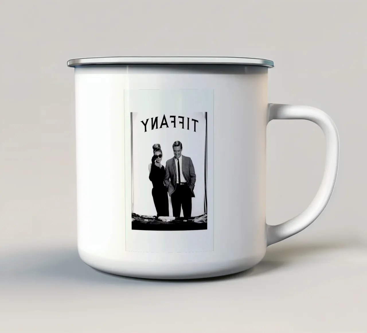 Audrey Hepburn, George Peppard in Breakfast at Tiffany's tazza in smalto da Gallery Print and Art Limited