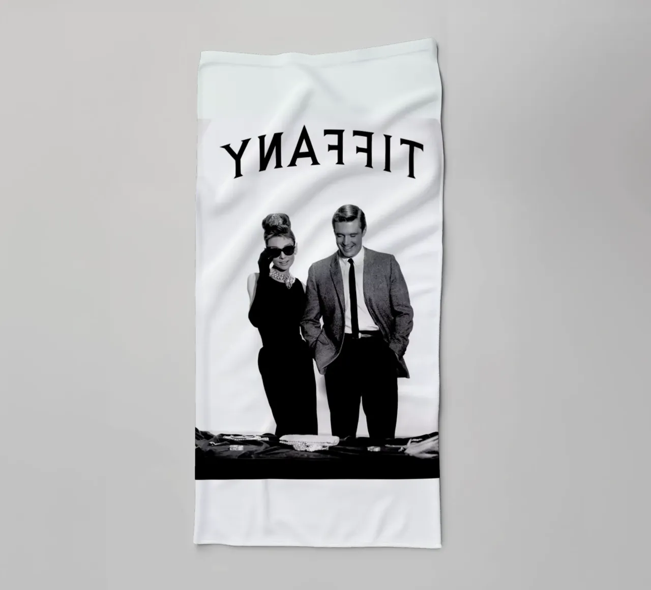 Audrey Hepburn, George Peppard in Breakfast at Tiffany's asciugamano da bagno da Gallery Print and Art Limited