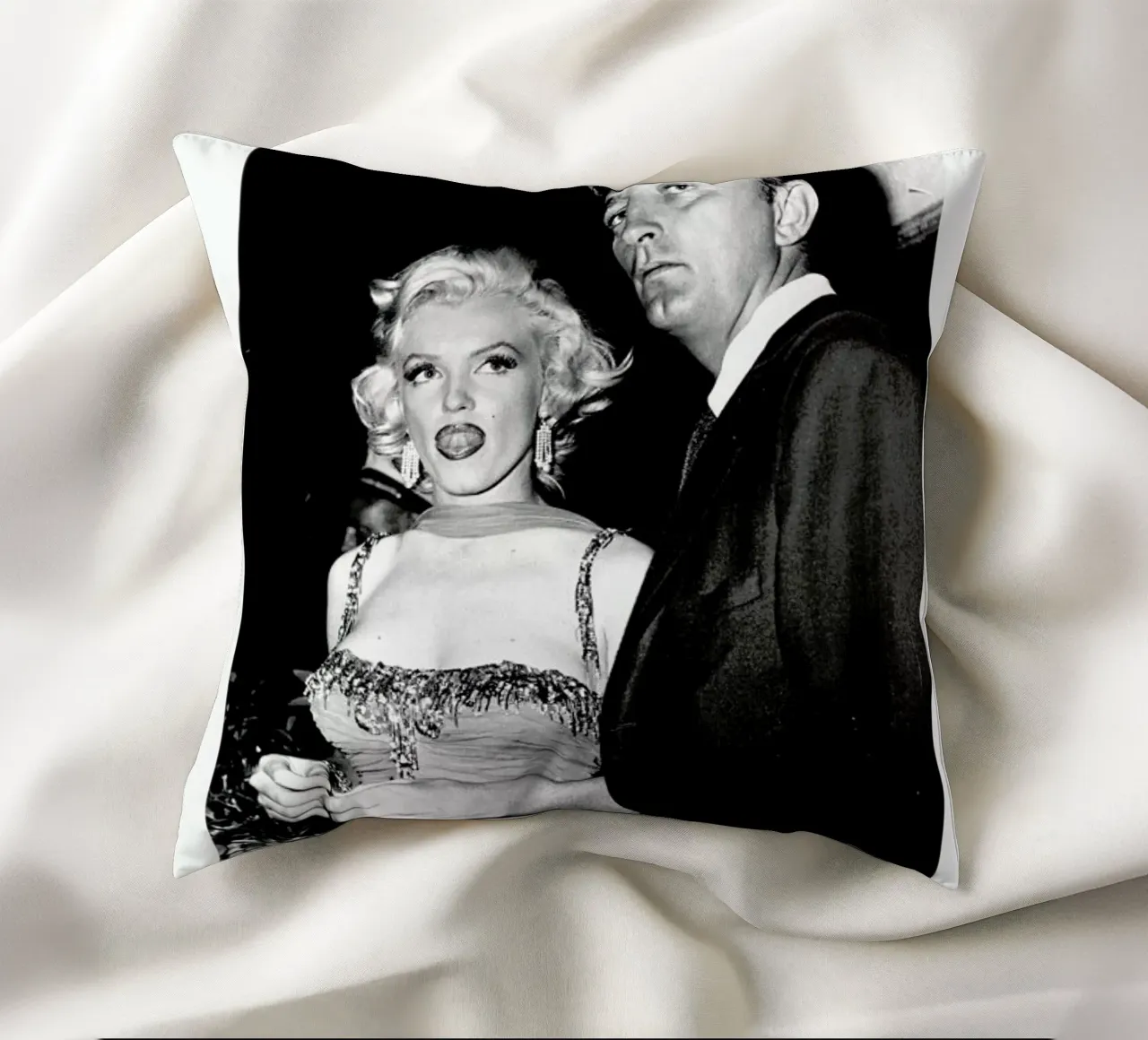 Marilyn Monroe and Robert Mitchum, 1953 cuscino da Gallery Print and Art Limited