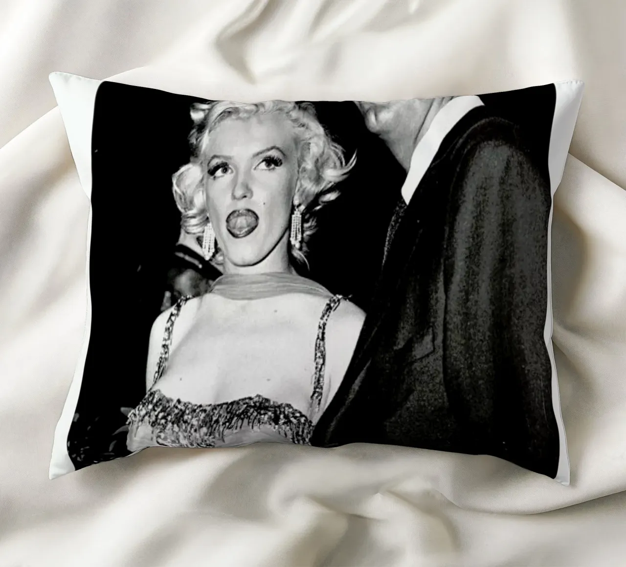 Marilyn Monroe and Robert Mitchum, 1953 cuscino da Gallery Print and Art Limited
