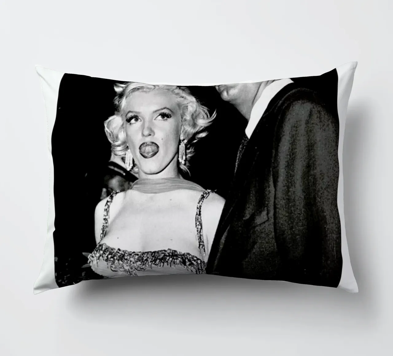 Marilyn Monroe and Robert Mitchum, 1953 cuscino da Gallery Print and Art Limited