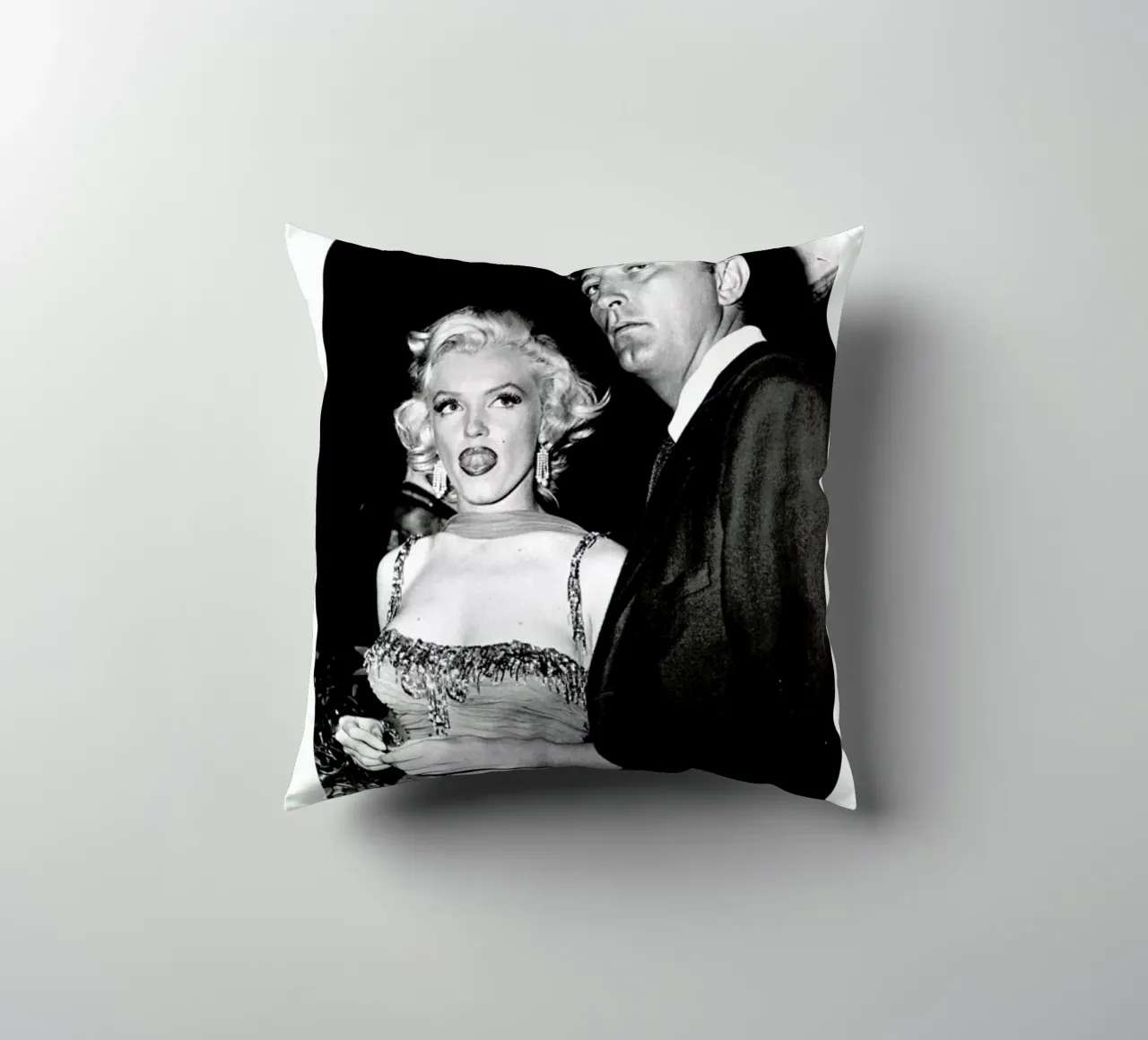 Marilyn Monroe and Robert Mitchum, 1953 cuscino da Gallery Print and Art Limited