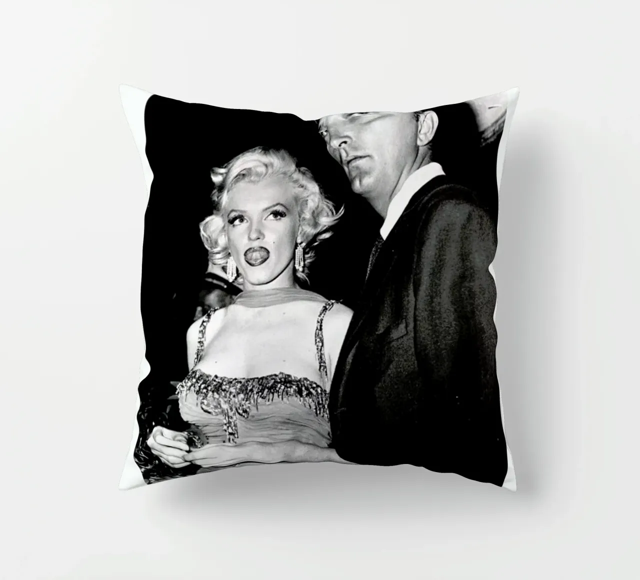 Marilyn Monroe and Robert Mitchum, 1953 cuscino da Gallery Print and Art Limited