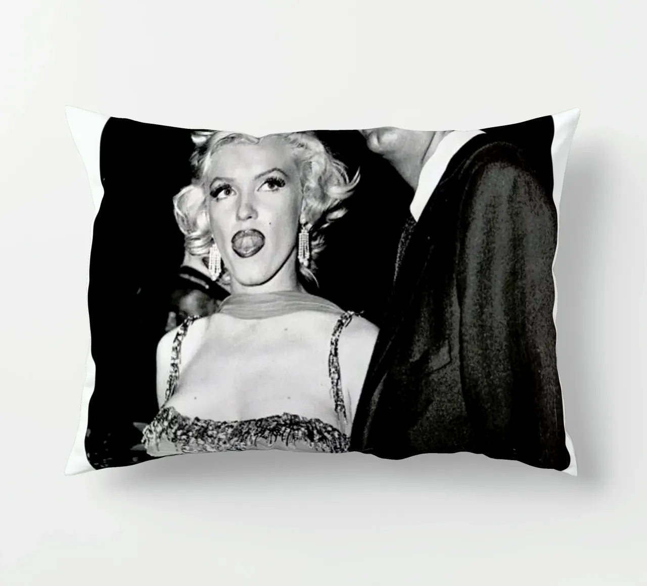 Marilyn Monroe and Robert Mitchum, 1953 cuscino da Gallery Print and Art Limited