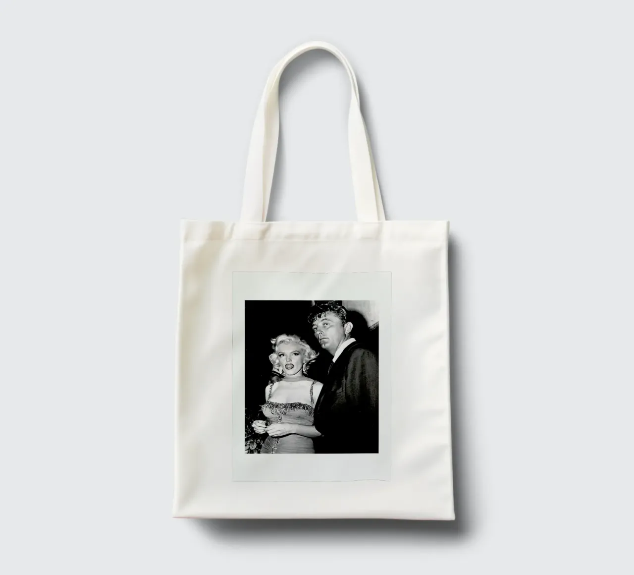 Marilyn Monroe and Robert Mitchum, 1953 jute draagtas van Gallery Print and Art Limited