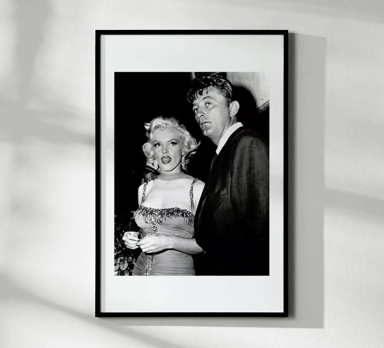 Marilyn Monroe and Robert Mitchum, 1953 poster con telaio in legno da Gallery Print and Art Limited