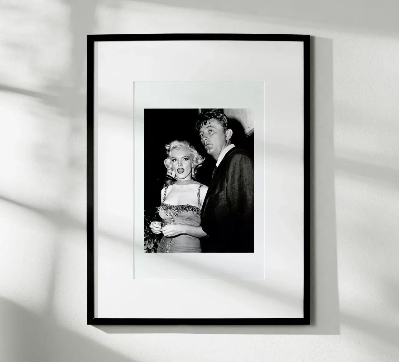 Marilyn Monroe and Robert Mitchum, 1953 poster con telaio in legno da Gallery Print and Art Limited