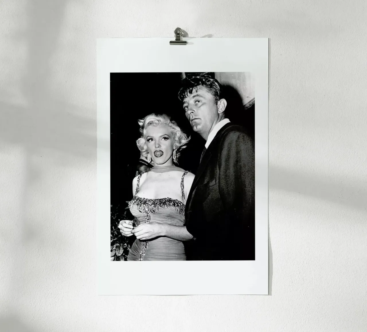 Marilyn Monroe and Robert Mitchum, 1953 poster con telaio in legno da Gallery Print and Art Limited
