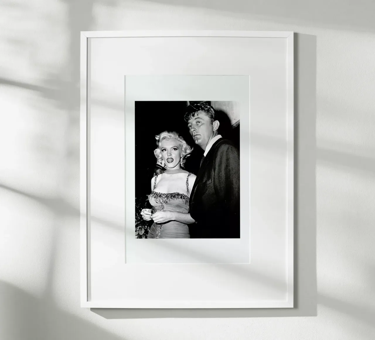 Marilyn Monroe and Robert Mitchum, 1953 poster con telaio in legno da Gallery Print and Art Limited