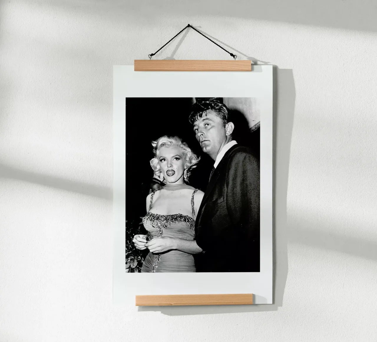 Marilyn Monroe and Robert Mitchum, 1953 poster con telaio in legno da Gallery Print and Art Limited