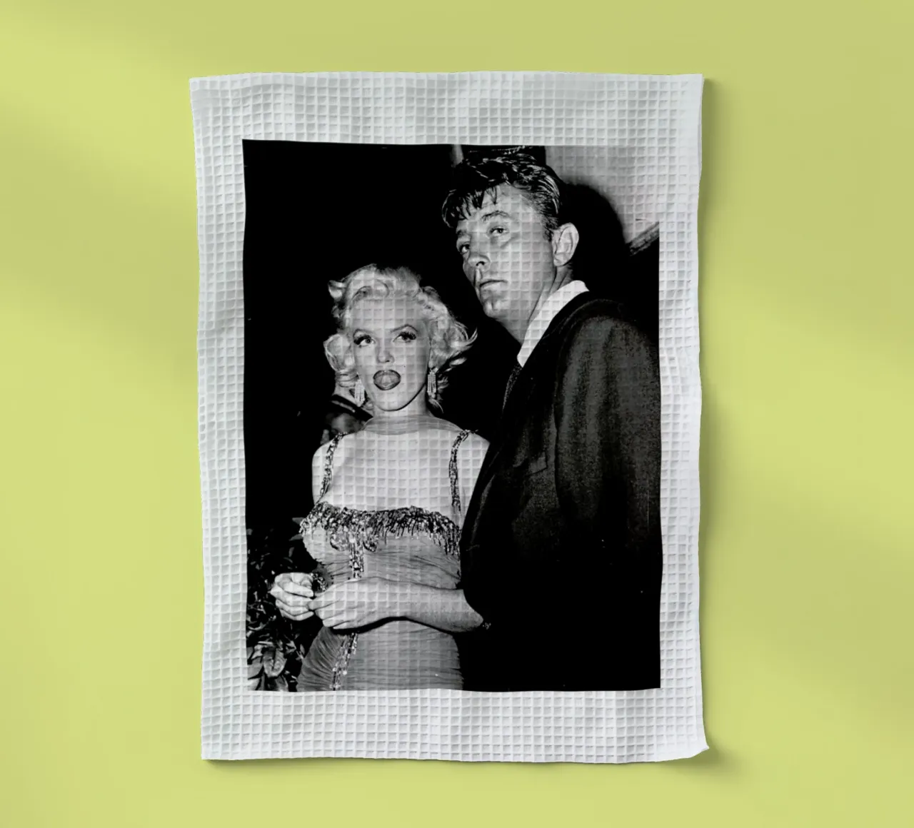 Marilyn Monroe and Robert Mitchum, 1953 canovaccio da cucina da Gallery Print and Art Limited