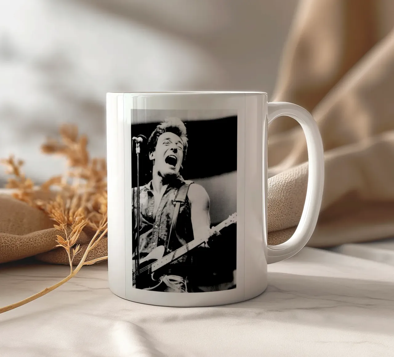 Bruce Springsteen, 1985 tazza in ceramica da Gallery Print and Art Limited