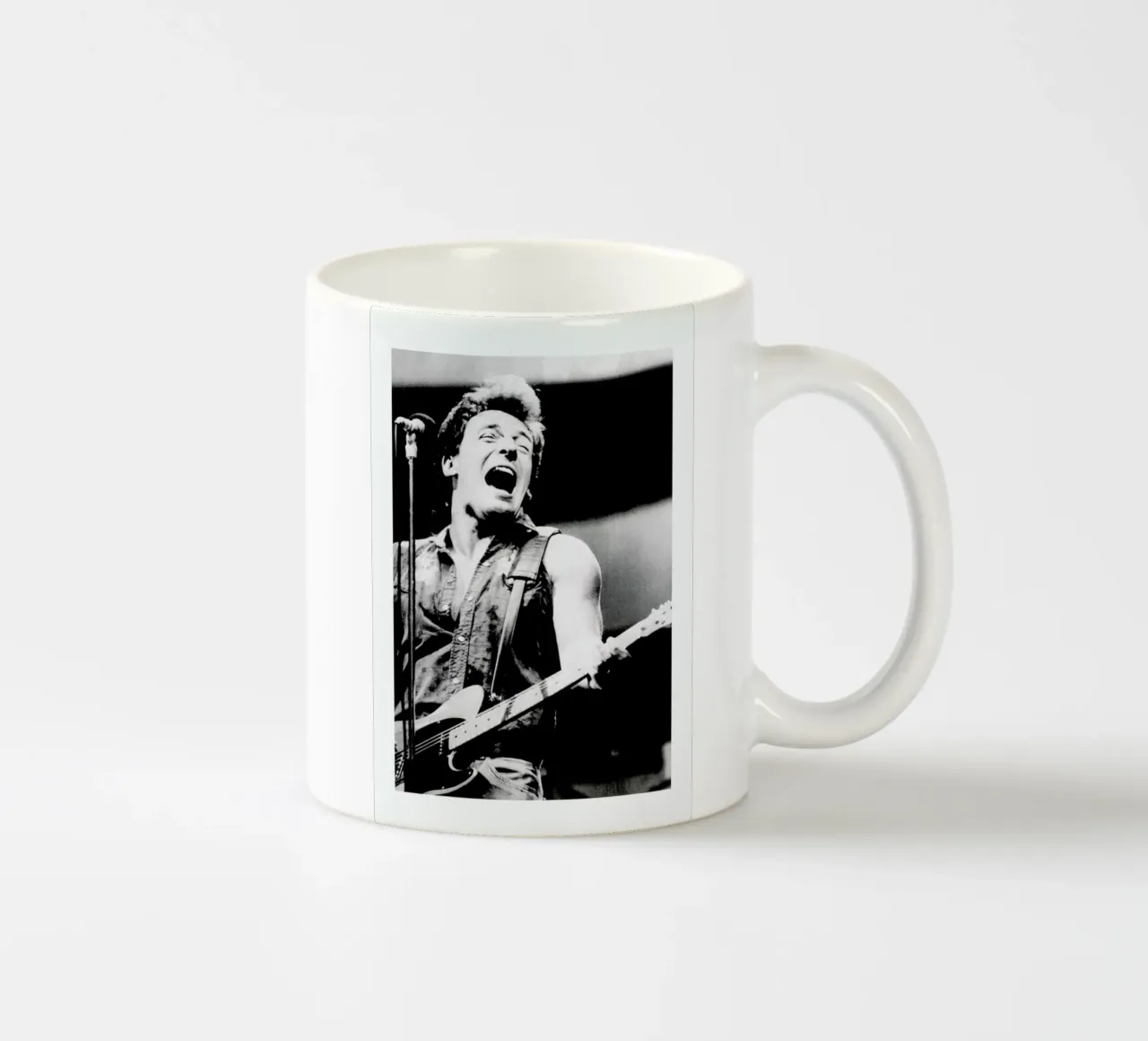 Bruce Springsteen, 1985 tazza in ceramica da Gallery Print and Art Limited