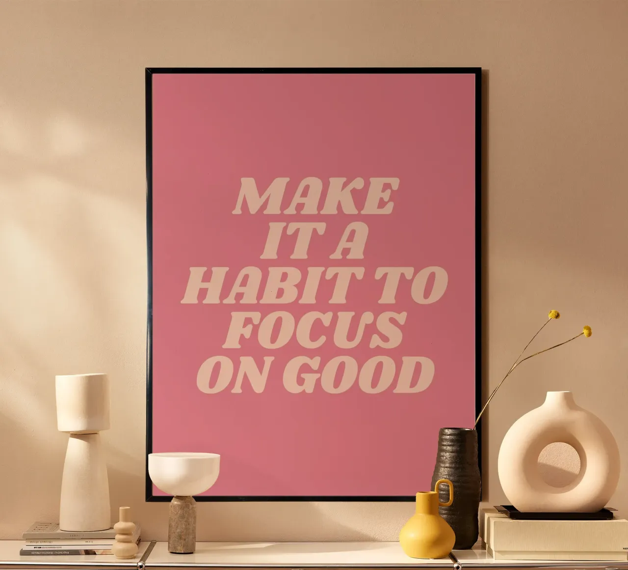 Machen Sie es sich zur Gewohnheit, sich auf das Gute zu konzentrieren (Pink Tone) Poster mit Holzrahmen von Paigaam Studio