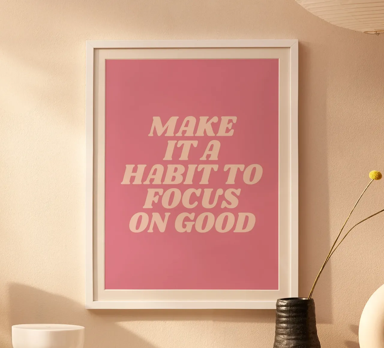 Machen Sie es sich zur Gewohnheit, sich auf das Gute zu konzentrieren (Pink Tone) Poster mit Holzrahmen von Paigaam Studio