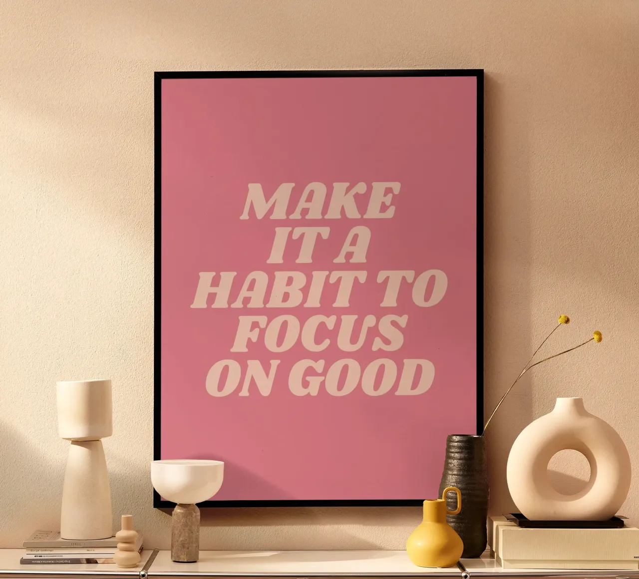 Machen Sie es sich zur Gewohnheit, sich auf das Gute zu konzentrieren (Pink Tone) Poster mit Holzrahmen von Paigaam Studio