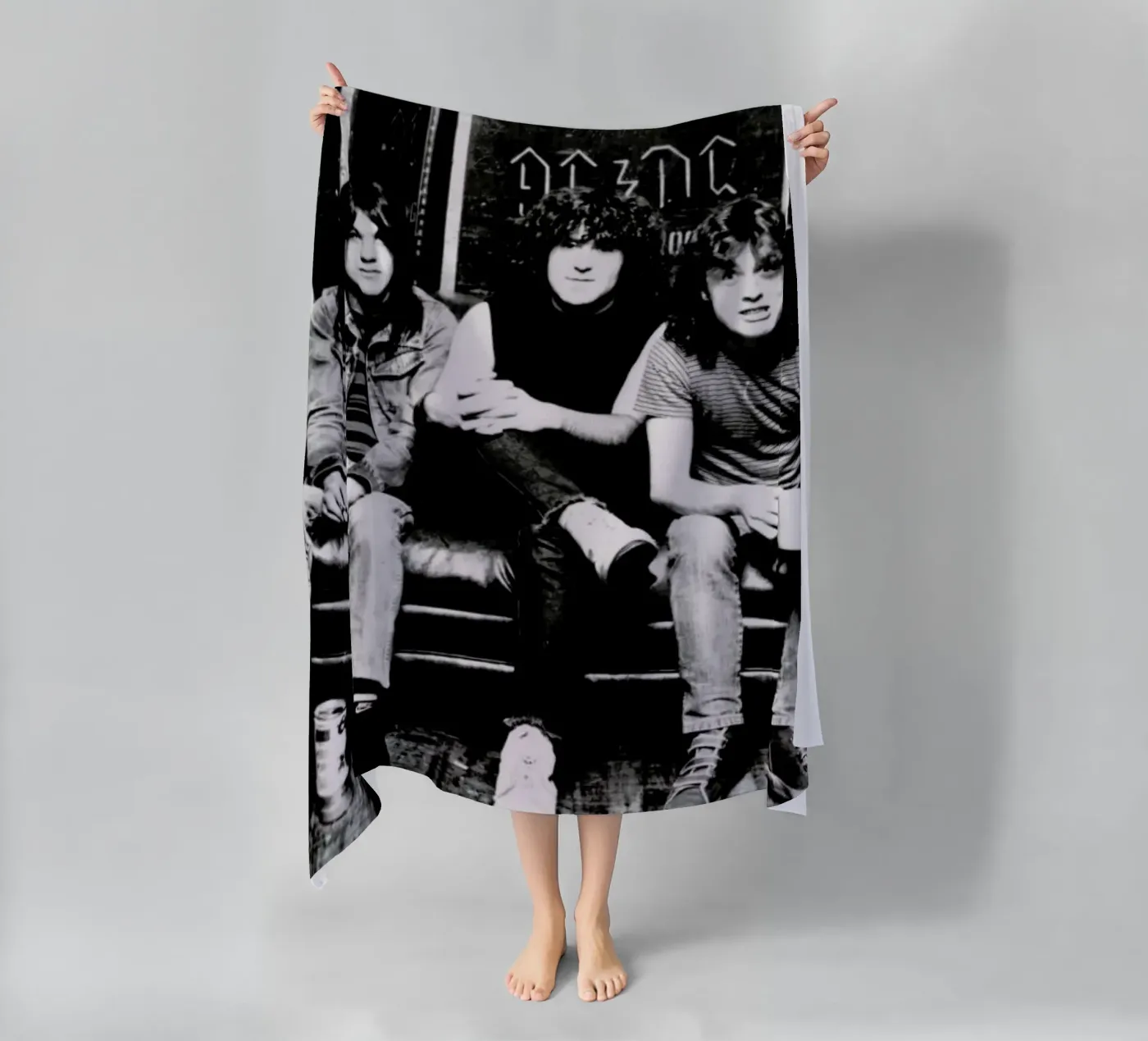 AC/DC Strandtuch von Gallery Print and Art Limited