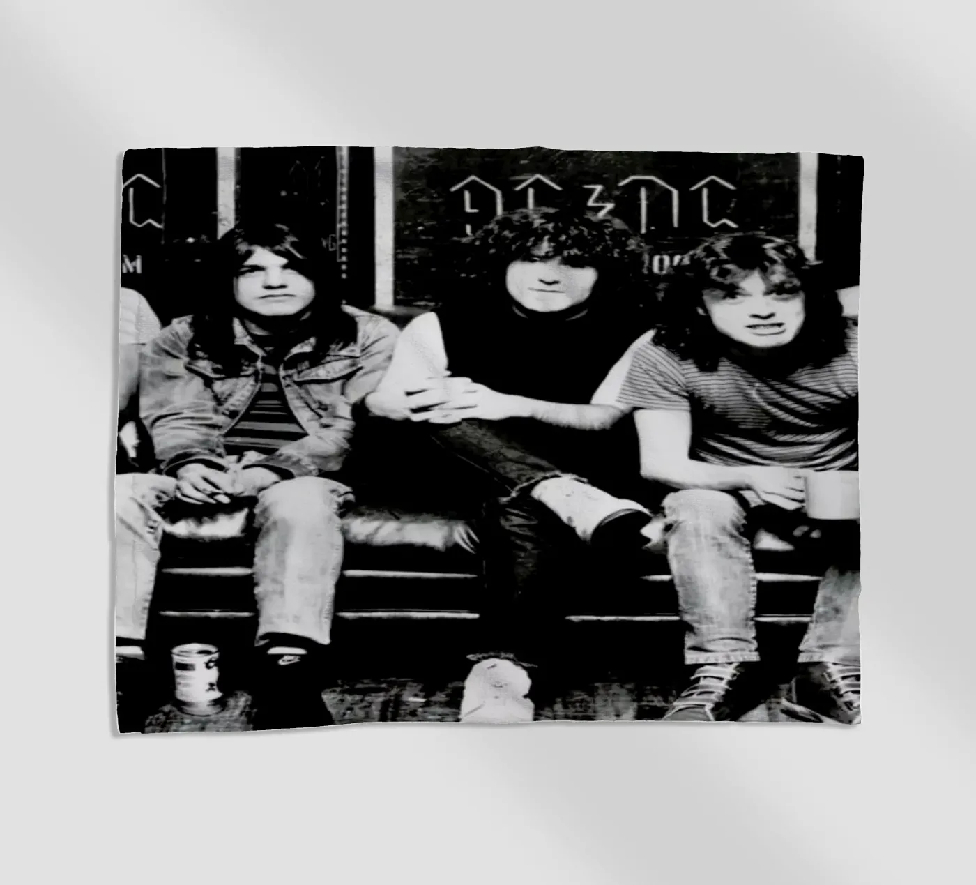 AC/DC Strandtuch von Gallery Print and Art Limited