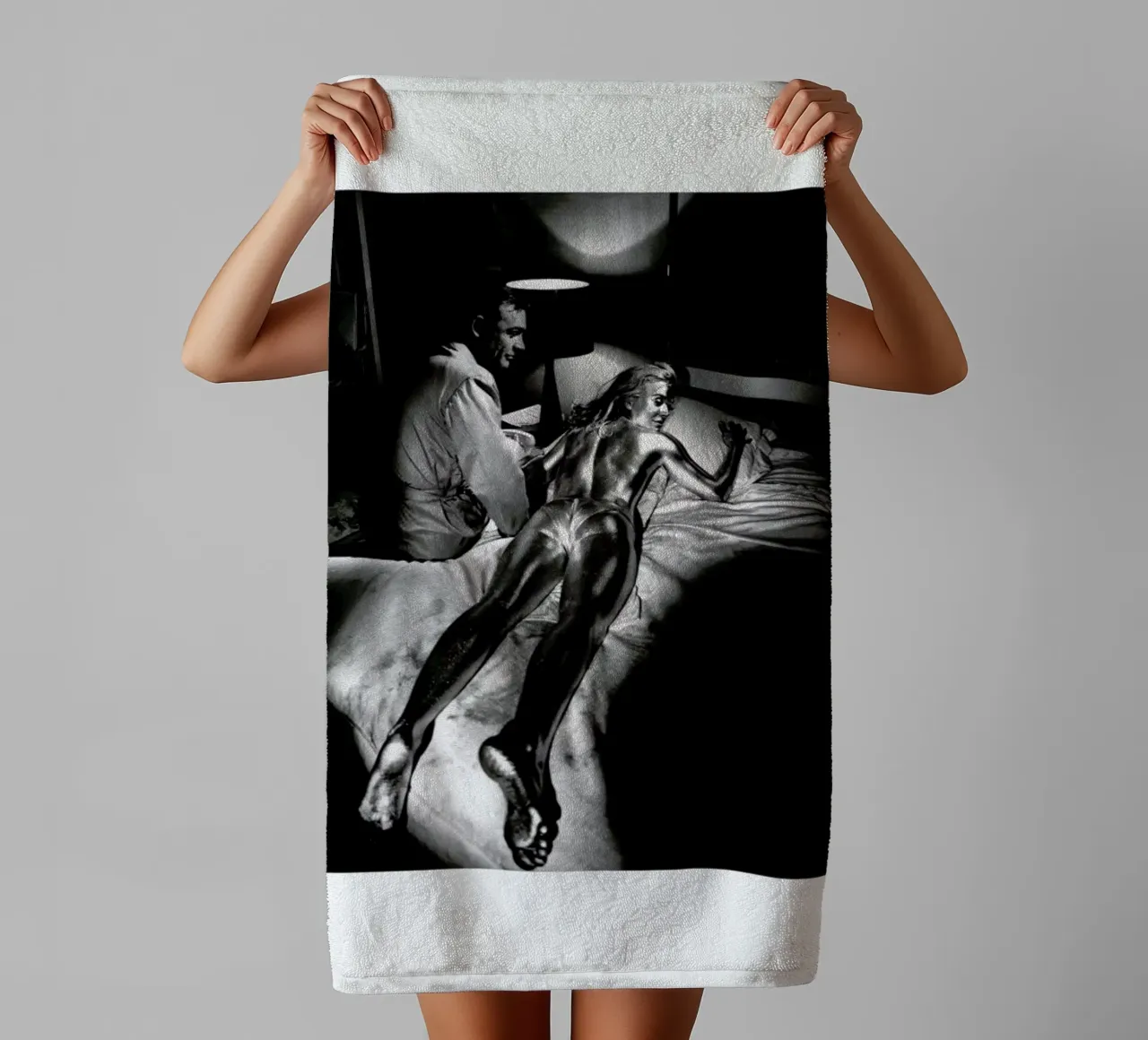 Sean Connery in Goldfinger, 1964 asciugamano da bagno da Gallery Print and Art Limited