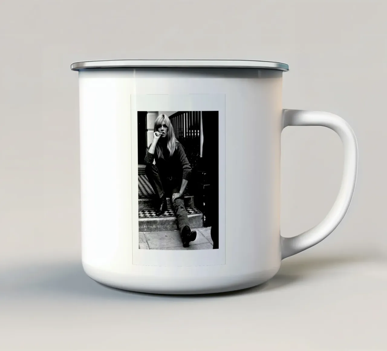 Brigitte Bardot, 1966 tazza in smalto da Gallery Print and Art Limited